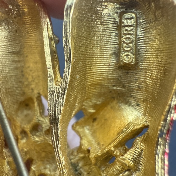 Christmas Slippers w Gifts Enamel COREL Vintage Gold Brooch Pin - Picture 13 of 14